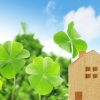 環境にやさしい住宅のイメージ（四つ葉のクローバーと家）