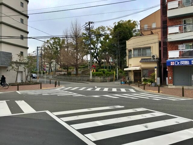 「グランドメゾン真田山ゲートハウス」前のスクランブル交差点と清水谷公園