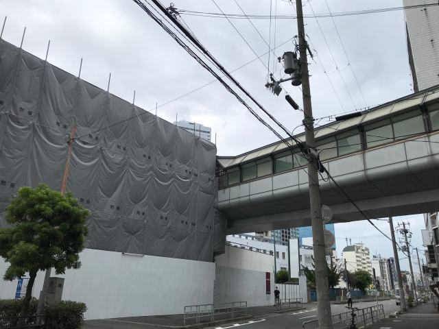 「イオン京橋店」解体中の様子と歩道橋「大阪城京橋プロムナード」