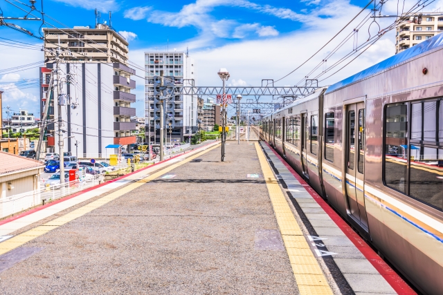 駅とその周辺に建つマンション