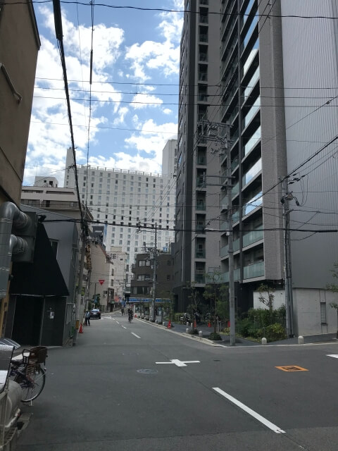 「近鉄上本町店」と「シェラトン都ホテル大阪」から見た「レジェイド上本町」