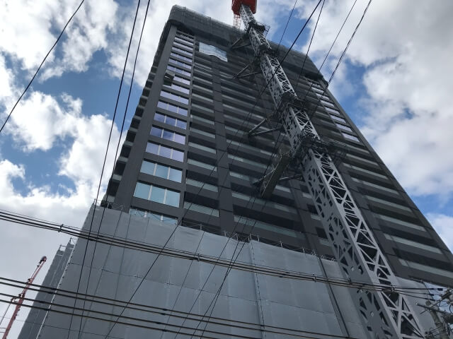 「ピアッツァタワー上本町EAST」真下から見上げた様子