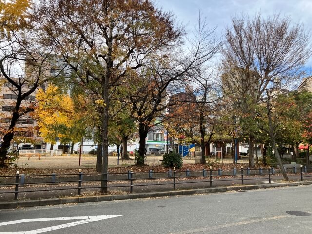 「グランカサーレ玉造」横にある東小橋北公園