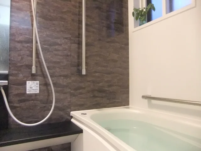 マンションのバスルーム1620使用（壁が高級仕様）