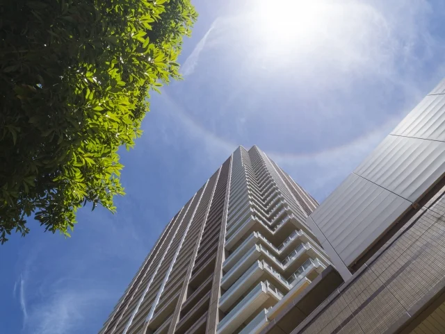 マンション1階から上層階を見上げた様子