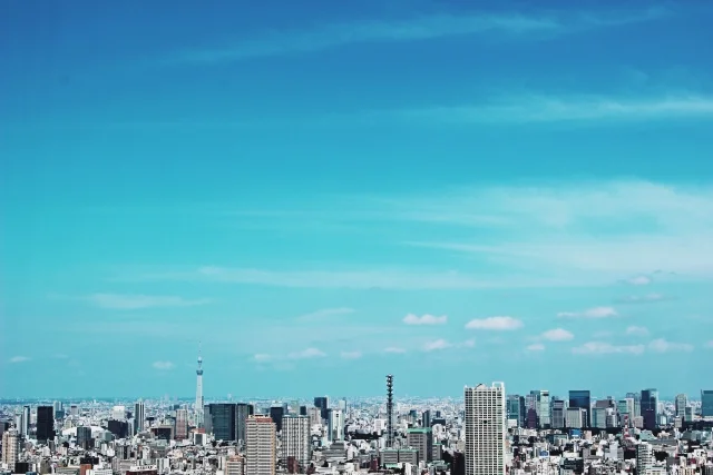 高層ビルや高層マンションと空
